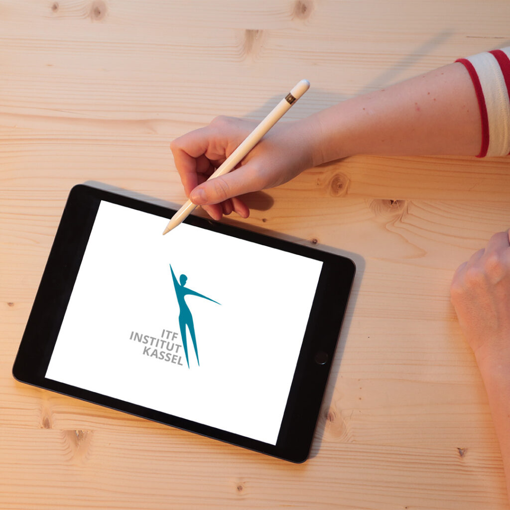 Titelgrafik: Person zeichnet mit einem digitalen Stift auf einem Tablet. Das Tablet stellt das ItF Logo dar. 